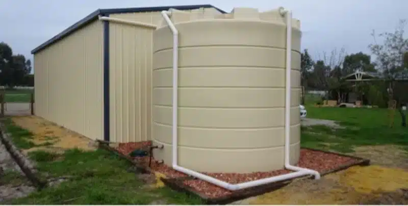 نصب تانکر آب در باغ